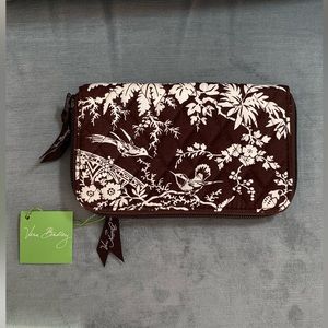 NWT Vera Bradley Imperial Toile zip around wallet, mrp$38, great organization